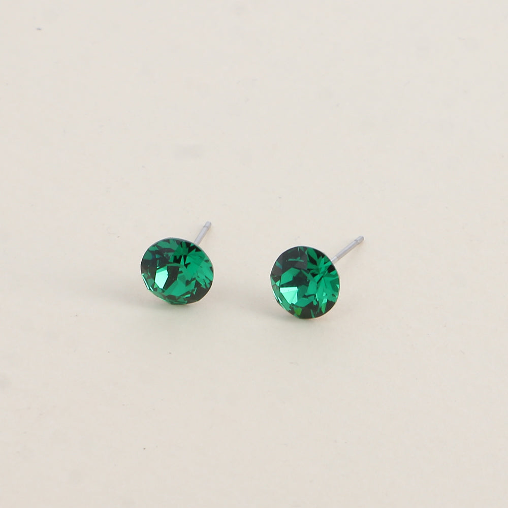 Boucles puces argentées – Ornées de cristaux de Swarovski® SS39 - Dimensions de la boucle : 8x8 mm - Majestic green