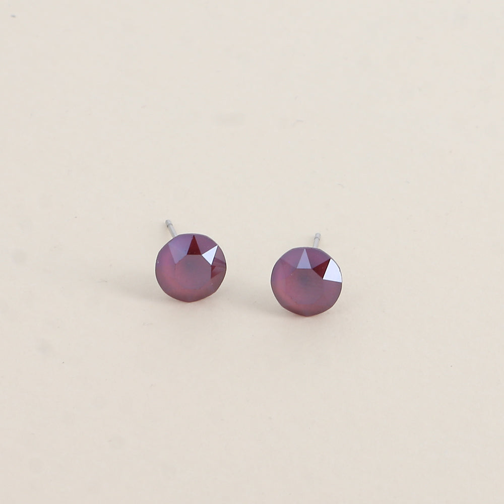 Boucles puces argentées – Ornées de cristaux de Swarovski® SS39 - Dimensions de la boucle : 8x8 mm - Dark red