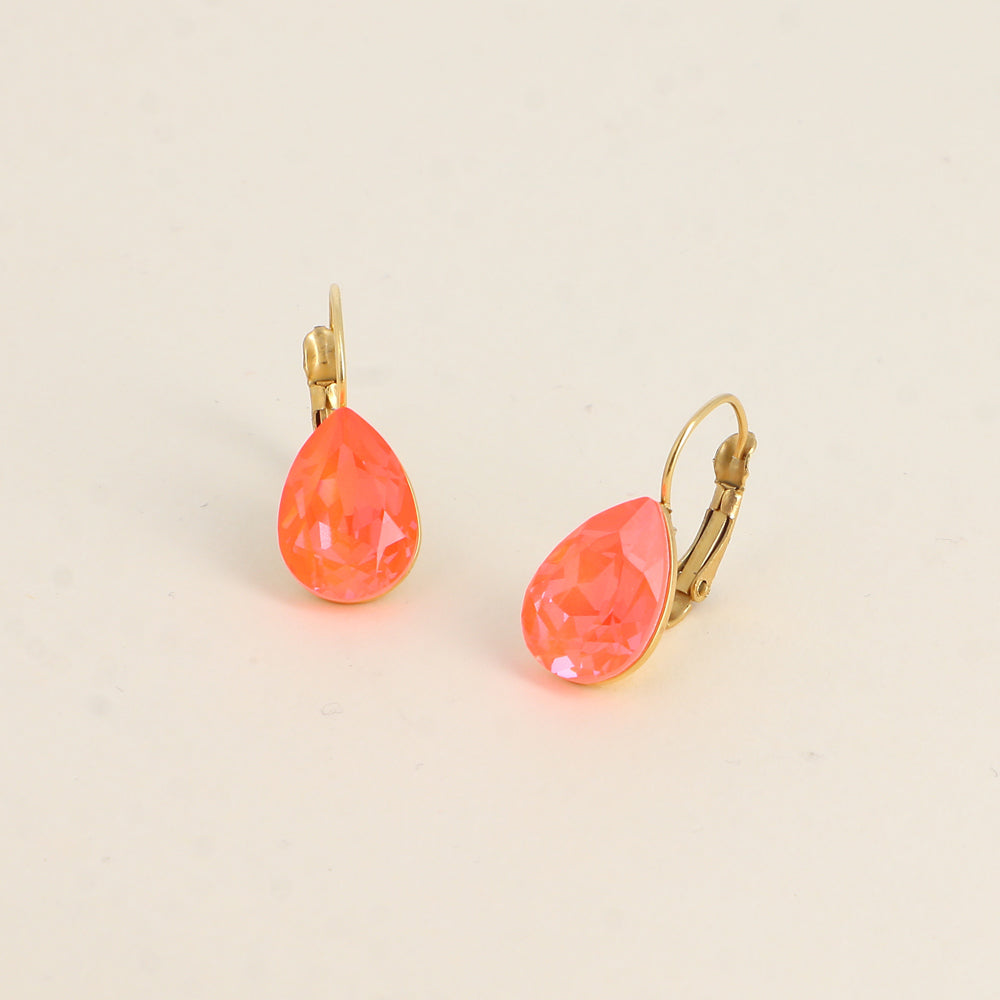 Boucles dormeuses ornées de cristaux de Swarovski® - Dimensions de la boucle : 10 x 23mm - Dimensions du cristal : 10 x 13mm - Electric orange ignite