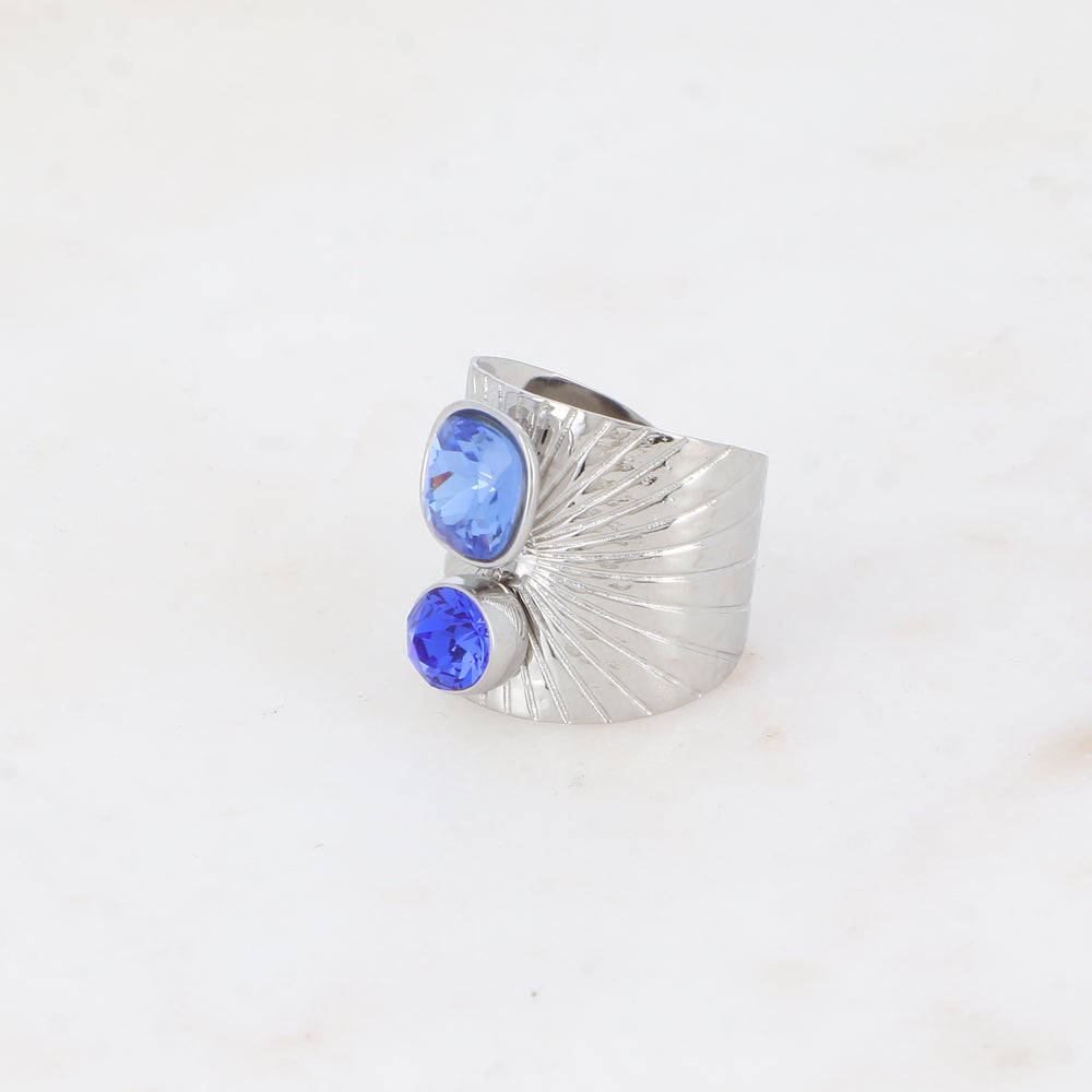 Bague large rhodium anneau solairement strié - Ornée de 2 cristaux de Swarovski® - Hauteur de la bague: 20mm - Dimensions des cristaux : 8x8 mm et 6x6 mm - Sapphire