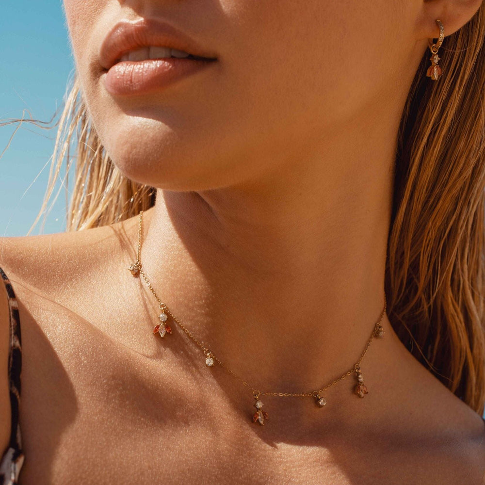 Collier - petites breloques en motif feuillage en oxydes de zirconium blanc et orange 37+7 cm