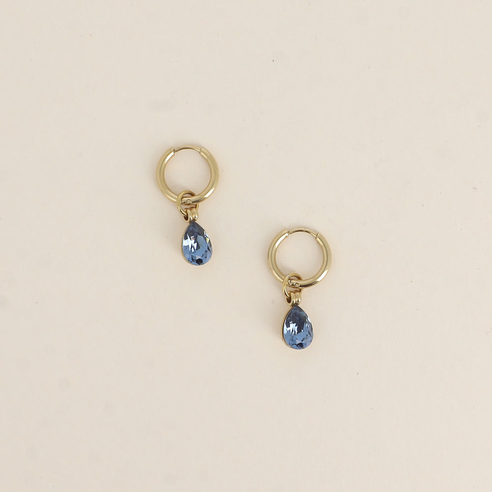 Créoles ornées de cristaux de Swarovski® en forme de gouttes - Dimensions de la créole : 13 x 13 x 2 mm - Dimensions de la boucle : 7 x 27 mm - Dimensions du cristal : 7 x 10 mm - Denim blue