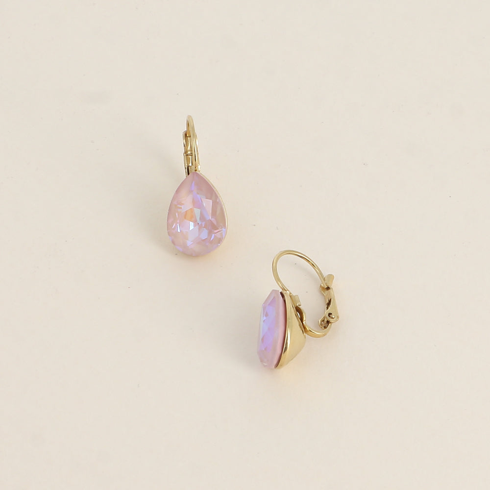 Boucles dormeuses ornées de cristaux de Swarovski® - Dimensions de la boucle : 10 x 23mm - Dimensions du cristal : 10 x 13mm - Dusty pink delite