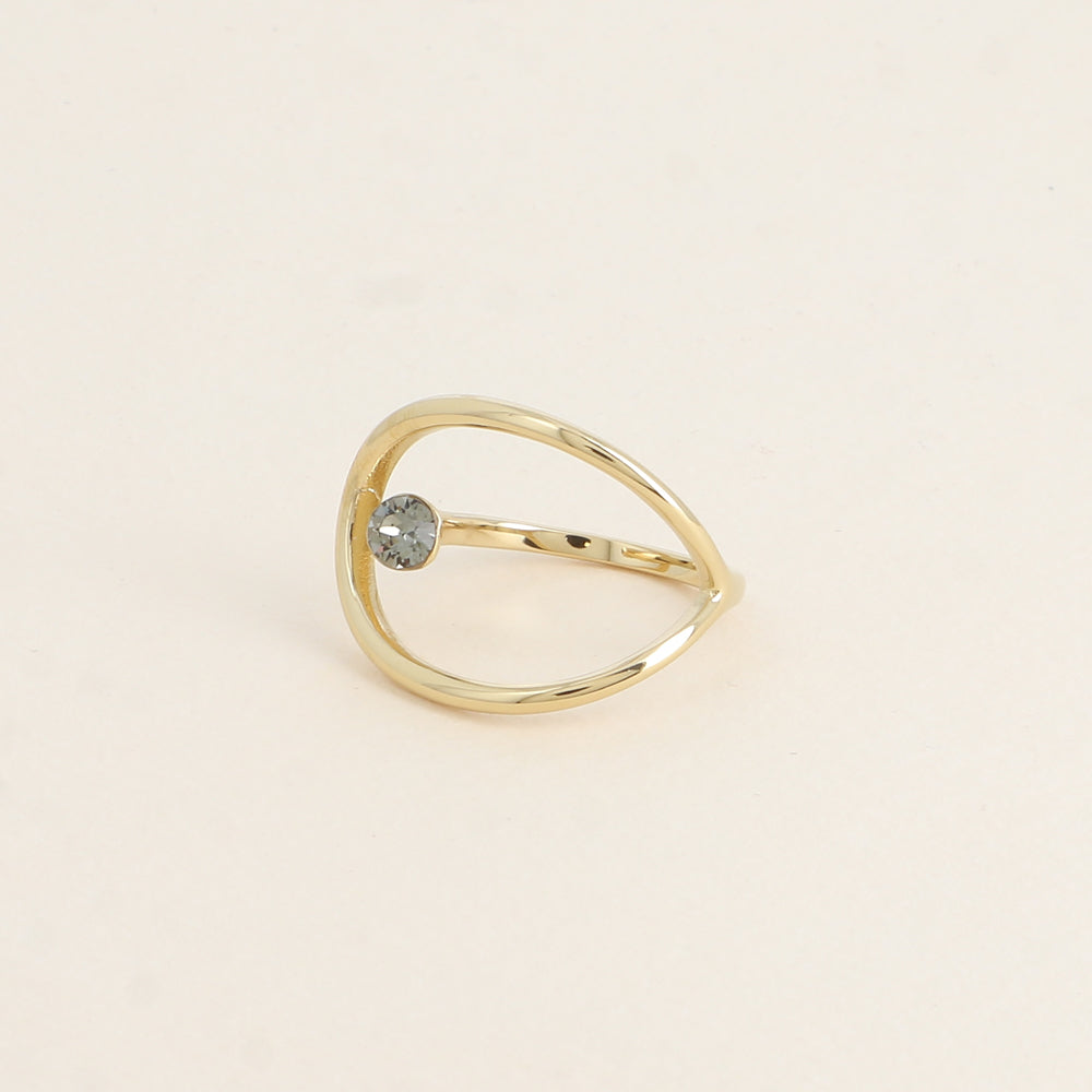 Bague forme ajourée ornée de cristal de Swarovski® - Hauteur de la bague: 20 mm - Epaisseur de l'anneau : 1,5 mm - Dimensions du cristal : 5x5 mm - Black diamond