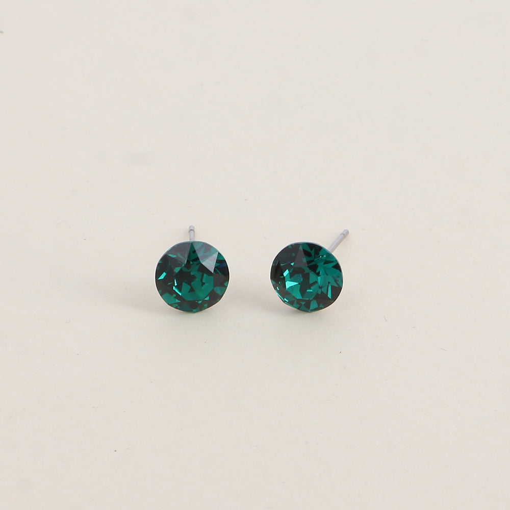 Boucles puces argentées – Ornées de cristaux de Swarovski® SS39 - Dimensions de la boucle : 8x8 mm - Emerald