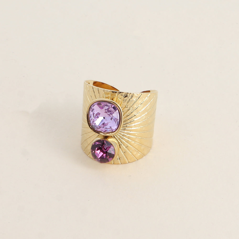 Bague large anneau solairement strié - Ornée de 2 cristaux de Swarovski® - Hauteur de la bague: 20mm - Dimensions des cristaux : 8x8 mm et 6x6 mm - Violet et iris