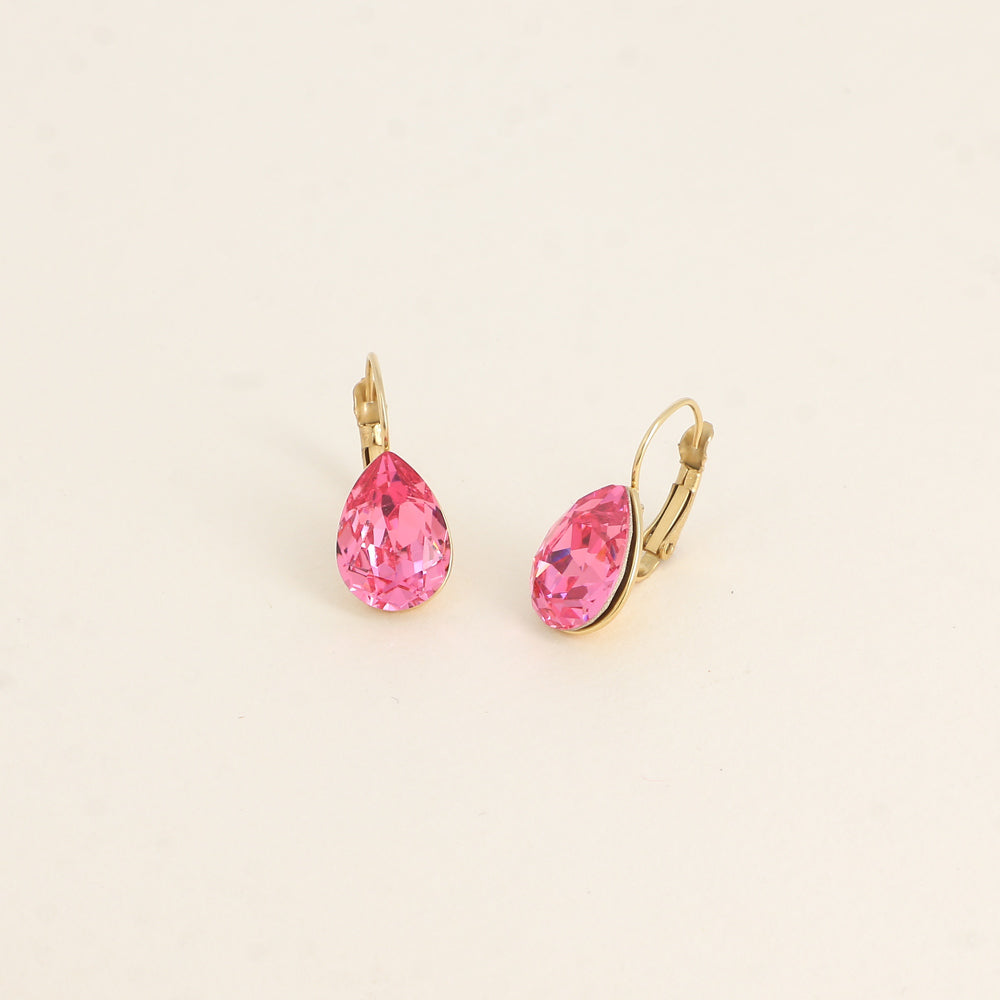 Boucles dormeuses ornées de cristaux de Swarovski® - Dimensions de la boucle : 10 x 23mm - Dimensions du cristal : 10 x 13mm - Rose