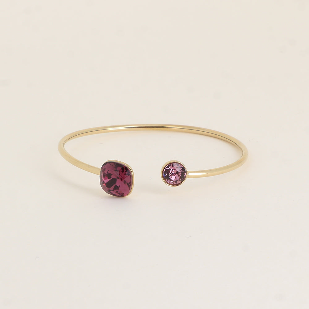Jonc orné de cristaux de Swarovski® 10 mm et SS29 - Hauteur du jonc: 11 mm - Dimension du cristal 1: 10x10 mm - Diamètre du cristal 2: 7 mm - Amethyst