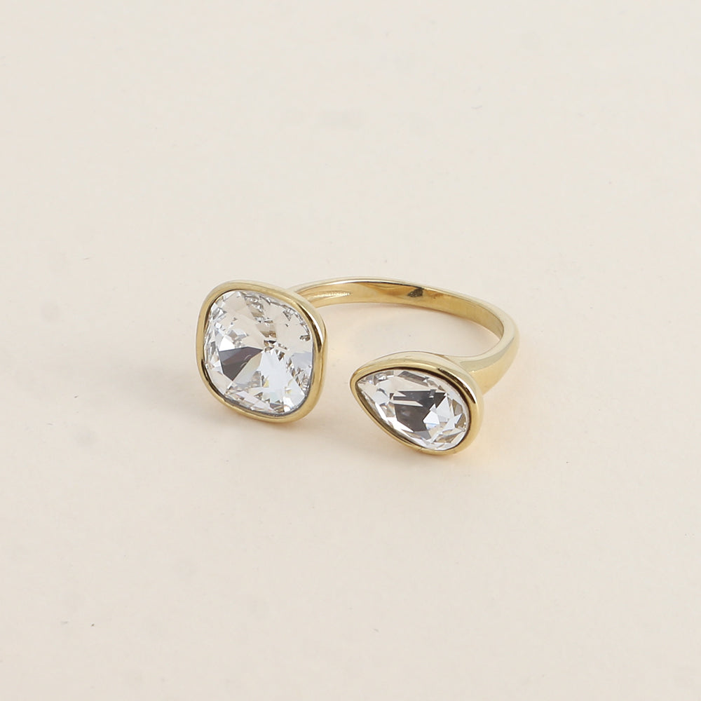 Bague ouverte - Ornée de cristaux de Swarovski® : 10mm été en forme de goutte - Hauteur de la bague: 2 mm - Dimensions des pierres carrée et goutte : 10x10 mm / 7x10 mm - Crystal