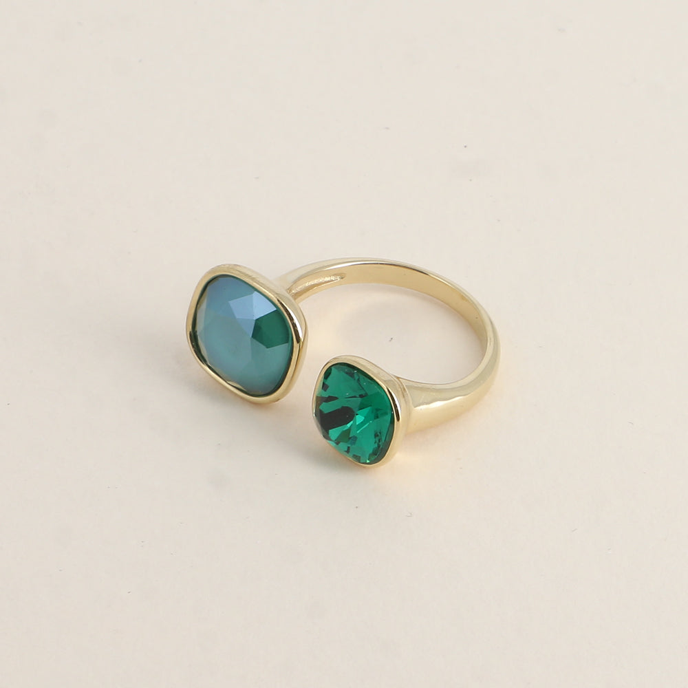 Bague ouverte- Ornée de cristaux de Swarovski® 10 mm et 8 mm - Hauteur de la bague: 2 mm - Royal green
