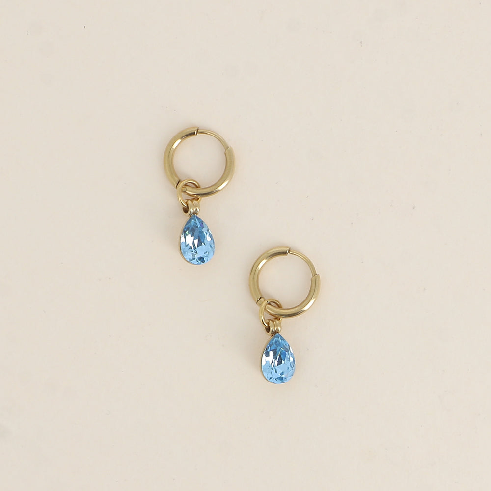 Créoles ornées de cristaux de Swarovski® en forme de gouttes - Dimensions de la créole : 13 x 13 x 2 mm - Dimensions de la boucle : 7 x 27 mm - Dimensions du cristal : 7 x 10 mm - Aquamarine