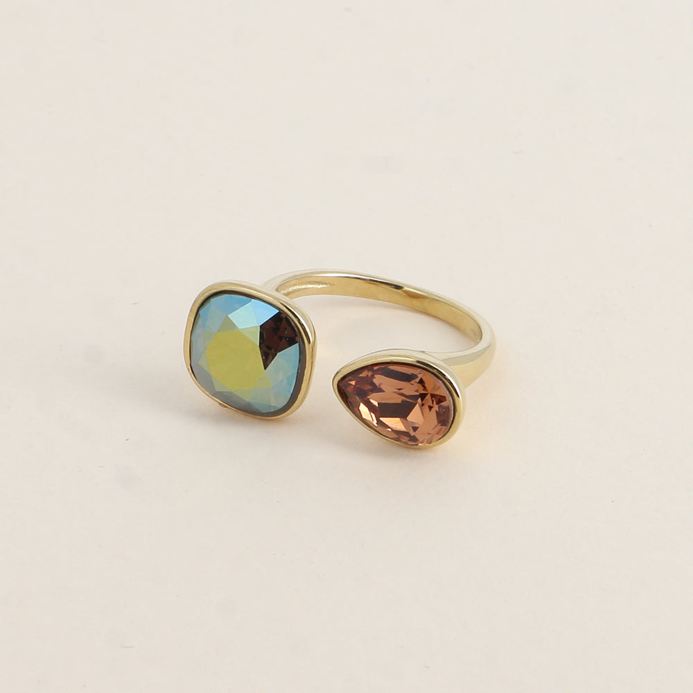 Bague ouverte - Ornée de cristaux de Swarovski® : 10mm été en forme de goutte - Hauteur de la bague: 2 mm - Dimensions des pierres carrée et goutte : 10x10 mm / 7x10 mm - Iridescent green