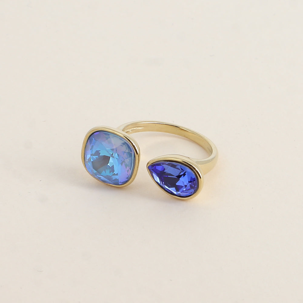 Bague ouverte - Ornée de cristaux de Swarovski® : 10mm été en forme de goutte - Hauteur de la bague: 2 mm - Dimensions des pierres carrée et goutte : 10x10 mm / 7x10 mm - Ocean delite