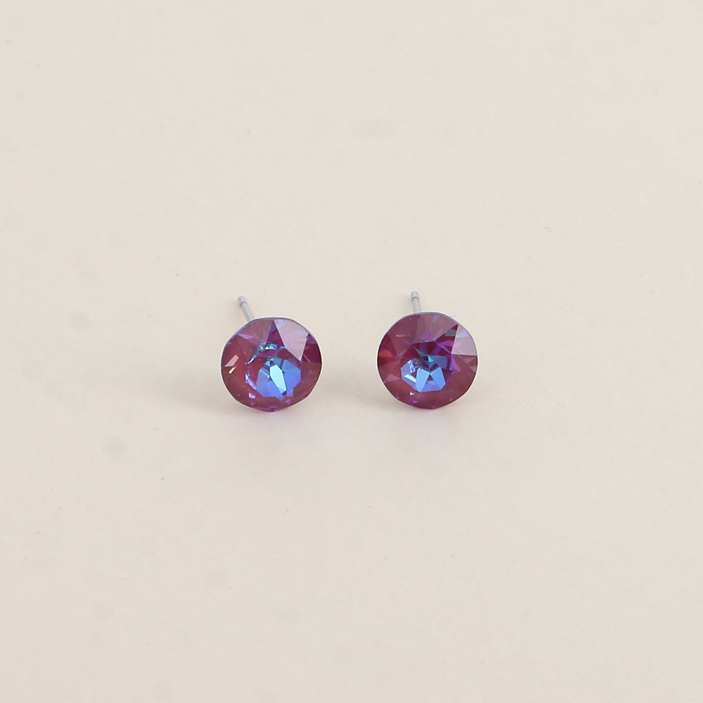 Boucles puces argentées – Ornées de cristaux de Swarovski® SS39 - Dimensions de la boucle : 8x8 mm - Burgundy delite