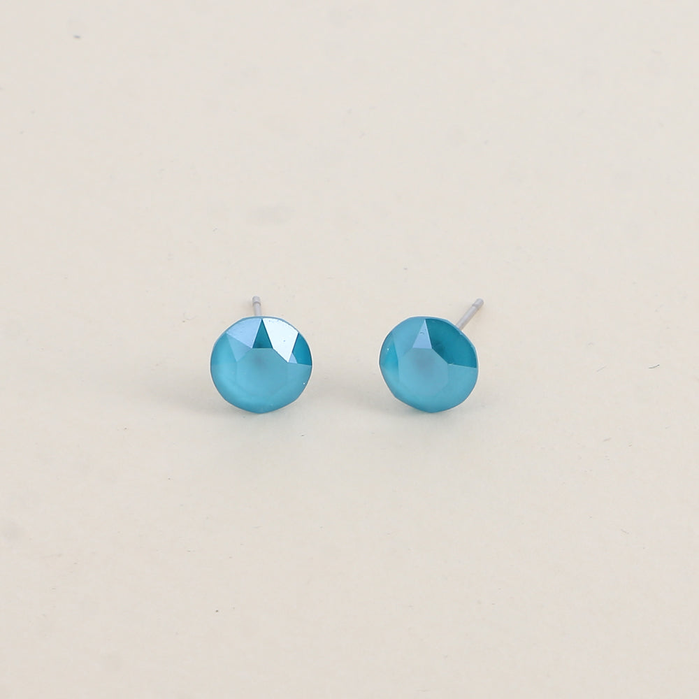 Boucles puces argentées – Ornées de cristaux de Swarovski® SS39 - Dimensions de la boucle : 8x8 mm - Azure blue