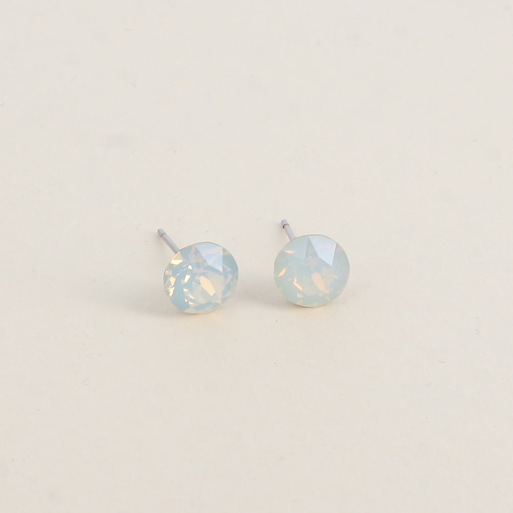 Boucles puces argentées – Ornées de cristaux de Swarovski® SS39 - Dimensions de la boucle : 8x8 mm - White opal