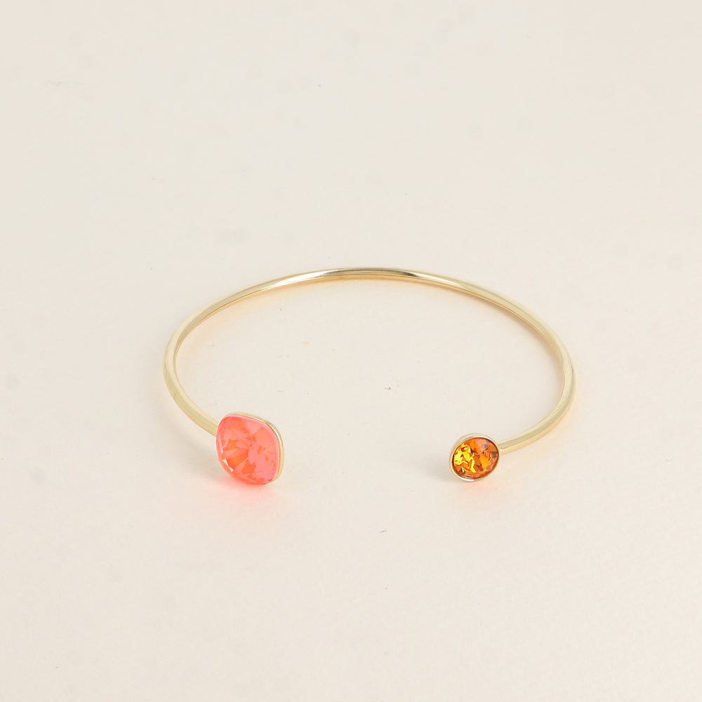Jonc orné de cristaux de Swarovski® 10 mm et SS29 - Hauteur du jonc: 11 mm - Dimension du cristal 1: 10x10 mm - Diamètre du cristal 2: 7 mm - Electric orange ignite et Tangerine