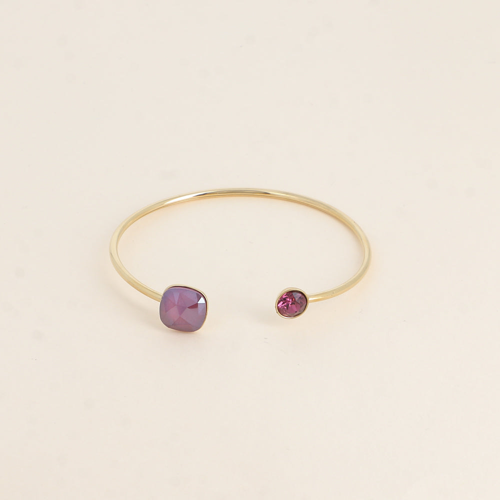 Jonc orné de cristaux de Swarovski® 10 mm et SS29 - Hauteur du jonc: 11 mm - Dimension du cristal 1: 10x10 mm - Diamètre du cristal 2: 7 mm - Dark red mat et amethyst
