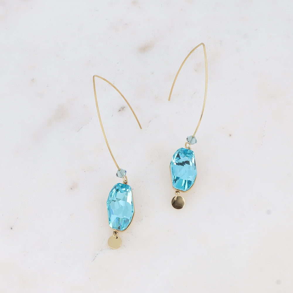 Boucles pendantes- Ornée de cristaux de Swarovski® et pampille ronde - Dimensions du cristal : 9,5 x 18 mm - Dimensions de la boucle : 10 x 62 mm - Light turquoise