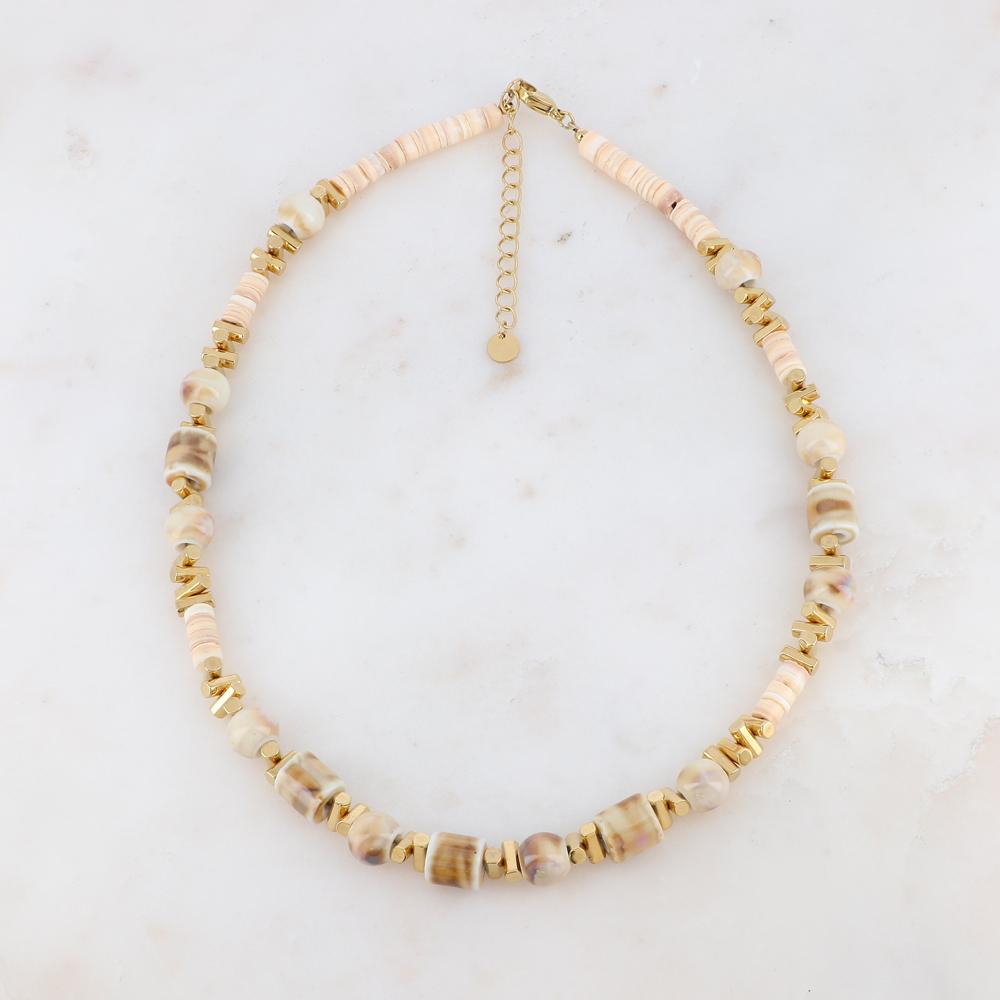 Collier doré avec des perles en céramique émaillée et des coquillages beiges 40+5 cm