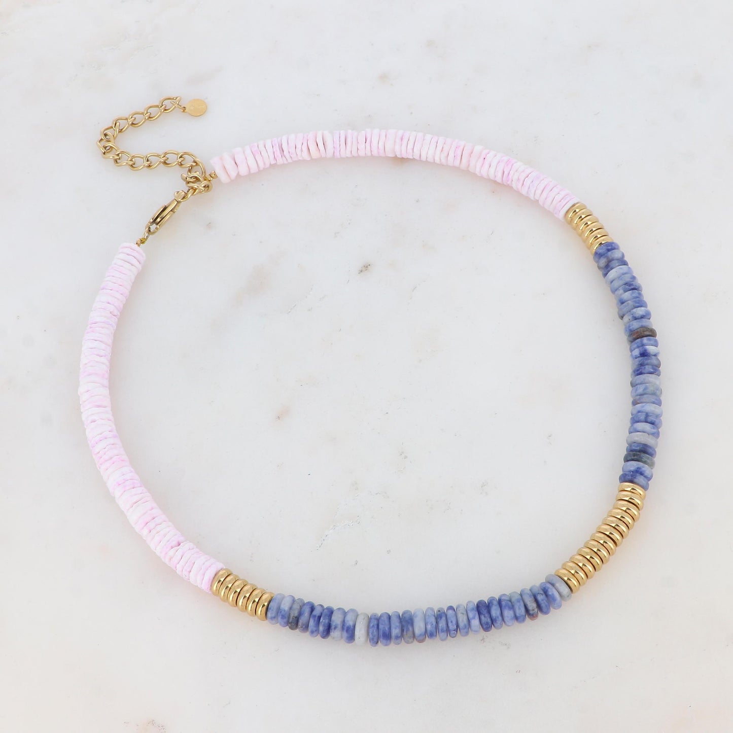 Collier doré avec des perles en pierre bleues et des coquillages roses 37+7 cm