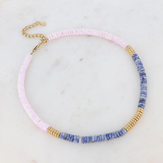 Collier doré avec des perles en pierre bleues et des coquillages roses 37+7 cm