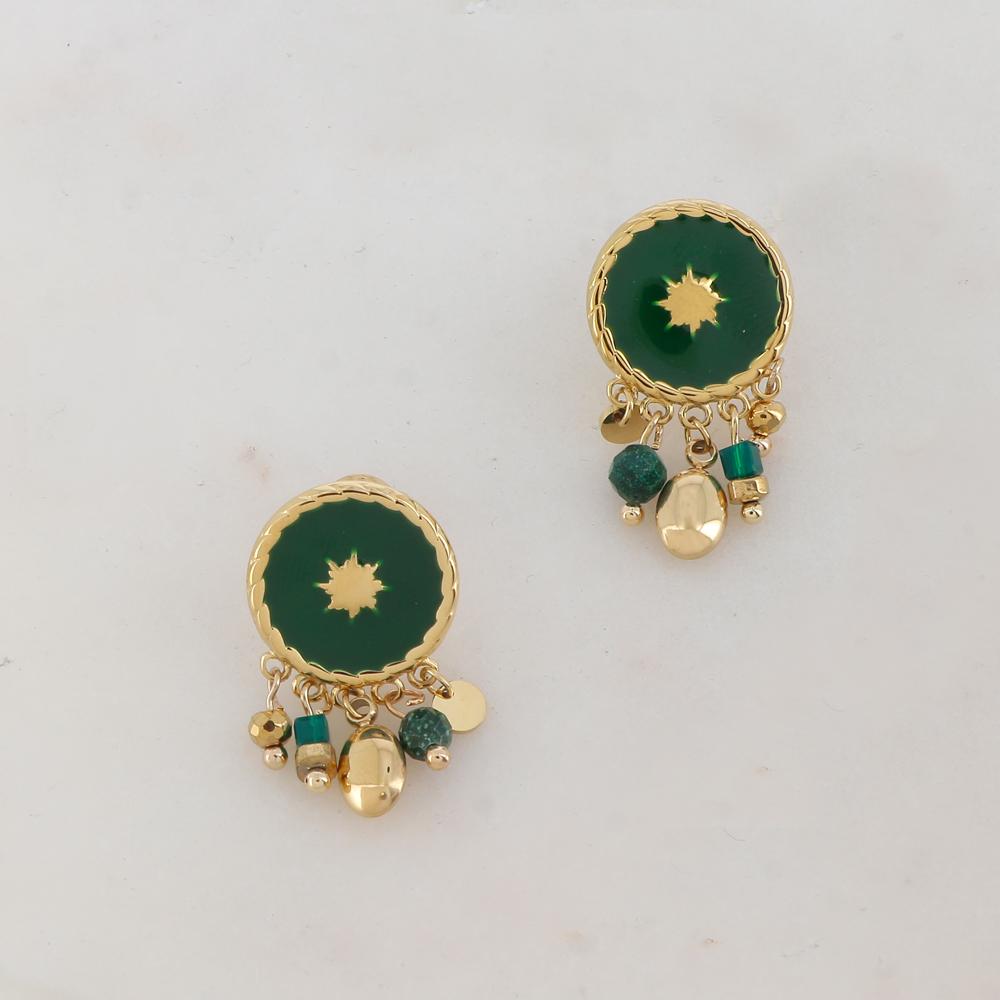 B.O à puce dorées avec pièce ronde émaillée, étoile, pampilles et pierres 1,5 X 2,7 CM.