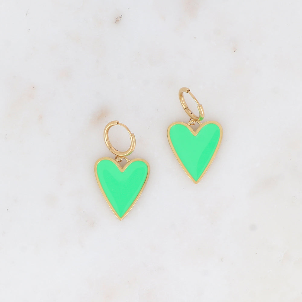 Créoles avec pendentif forme cœur émaillé 1,8 x 3,3 cm.