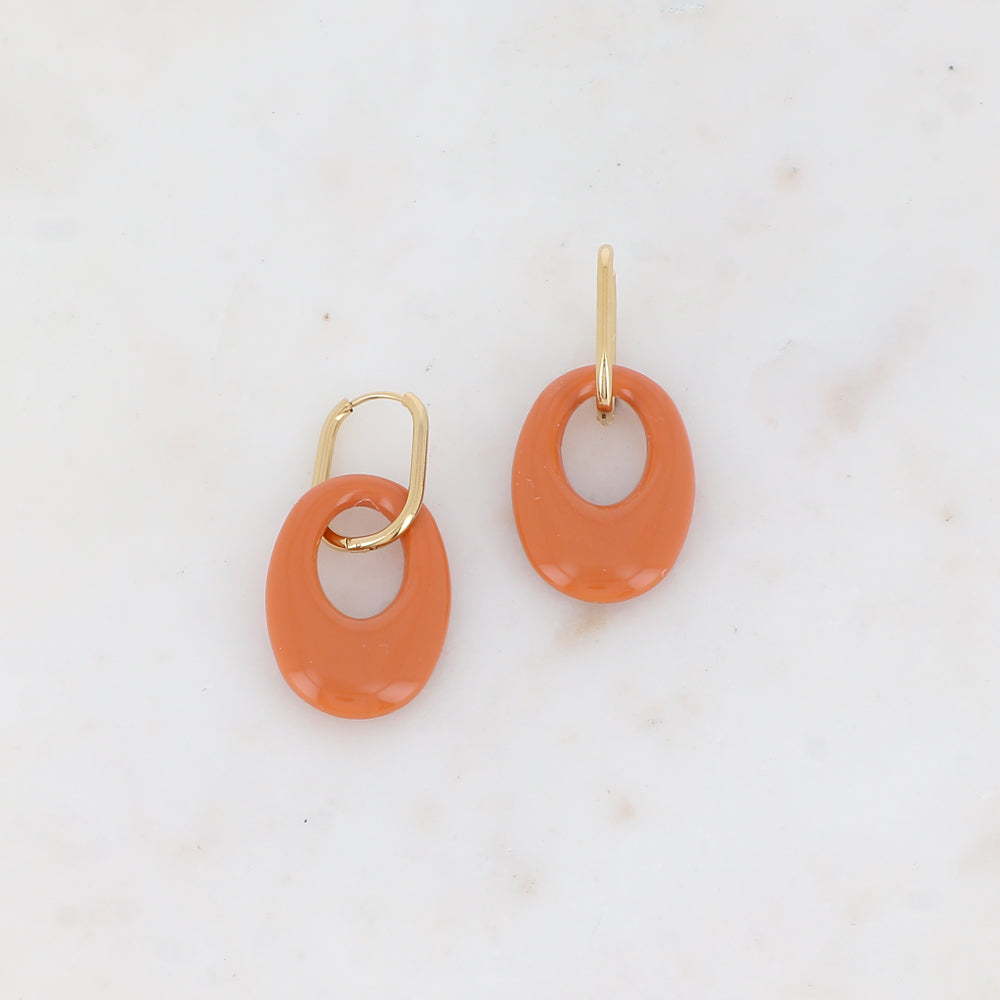 Créoles avec pièce ovale ajourée en résine 2,3 x 4,9 cm.