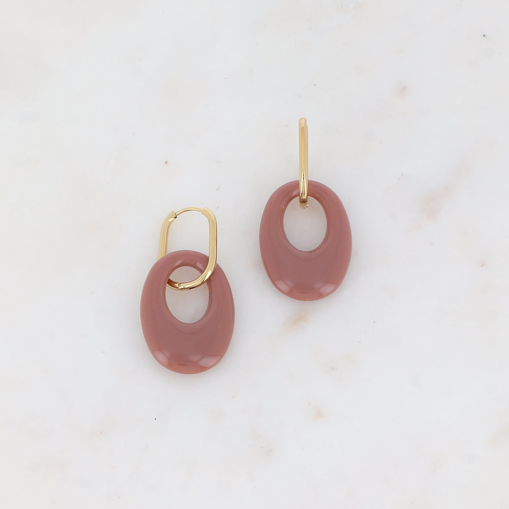 Créoles avec pièce ovale ajourée en résine 2,3 x 4,9 cm.
