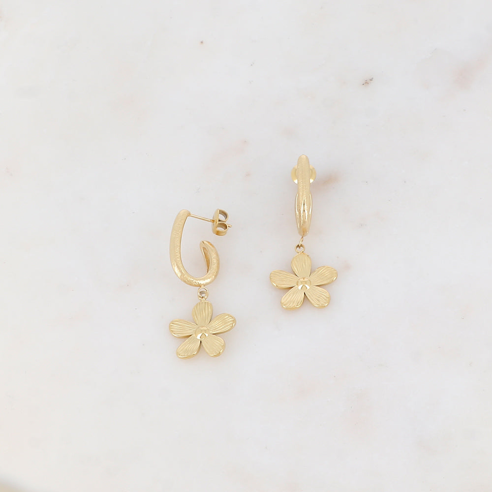 Créoles à puce géométriques avec pampille fleur texturée 1,6 x 4,1 cm.