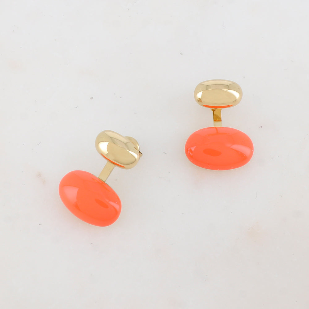 B.O à puce en forme géométrique avec émail, tige 1,7 x 2,5 cm.
