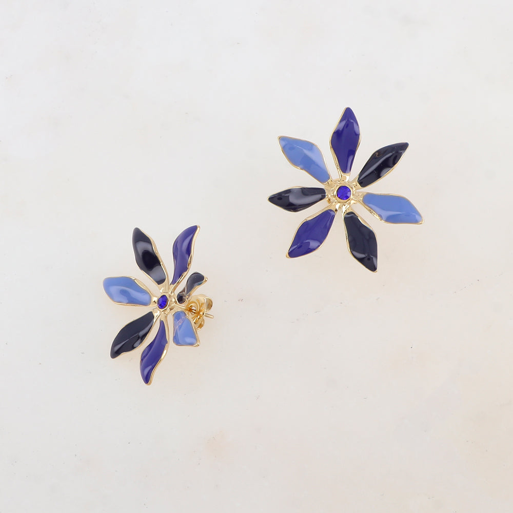 B.O à puce avec fleur émaillée et strass 3 x 3 cm.