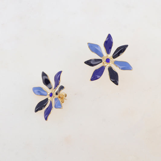 B.O à puce avec fleur émaillée et strass 3 x 3 cm.