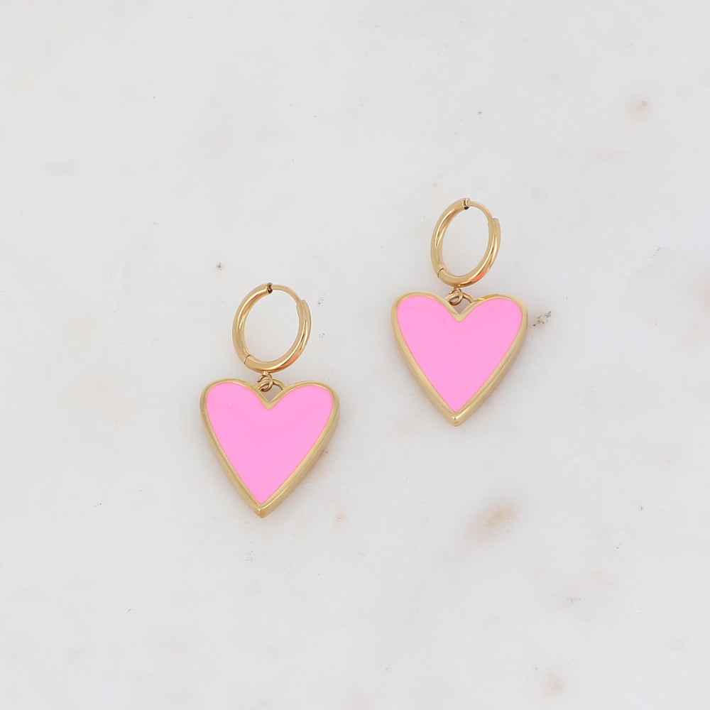 Créoles avec pendentif forme cœur émaillé 1,8 x 3,3 cm.