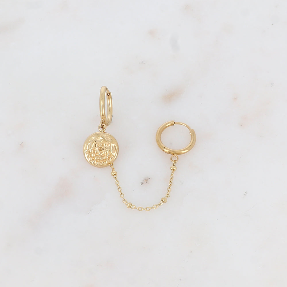 Mono boucle avec chaîne et pampille ronde texturée Longueur chaîne : 5,5 cm. Diamètre créoles: 1,2 cm