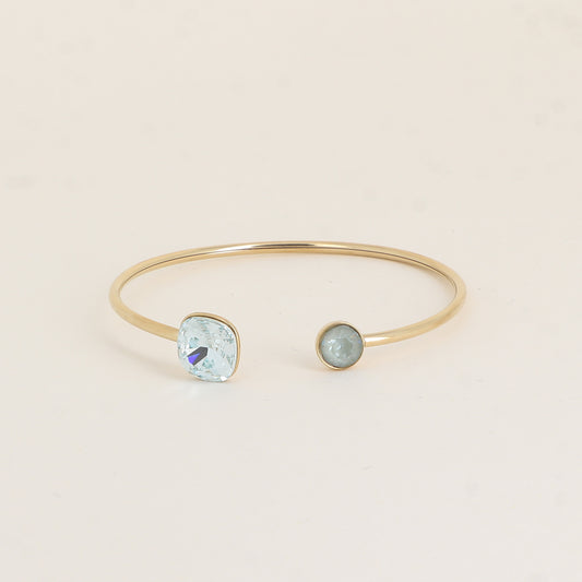 Jonc orné de cristaux de Swarovski® 10 mm et SS29 - Hauteur du jonc: 11 mm - Dimension du cristal 1: 10x10 mm - Diamètre du cristal 2: 7 mm - Light azore et agave ignite