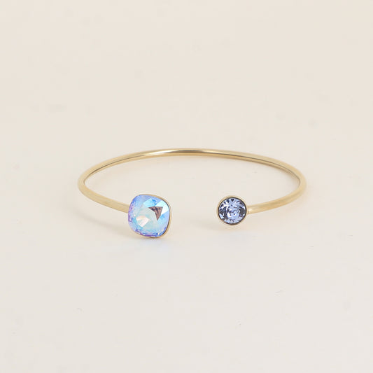 Jonc orné de cristaux de Swarovski® 10 mm et SS29 - Hauteur du jonc: 11 mm - Dimension du cristal 1: 10x10 mm - Diamètre du cristal 2: 7 mm - Light sapphire shimmer et light sapphire