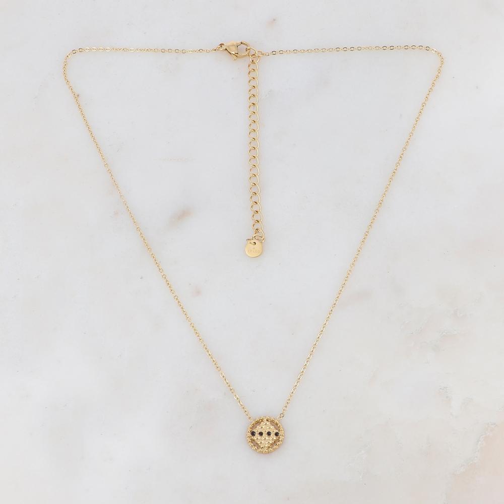 Collier doré avec un pendentif rond ajouré de façon géométrique et orné de 4 strass noirs 38+7 cm
