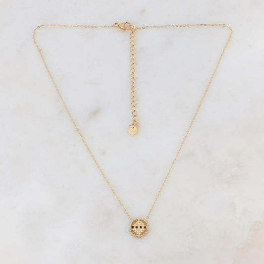 Collier doré avec un pendentif rond ajouré de façon géométrique et orné de 4 strass noirs 38+7 cm