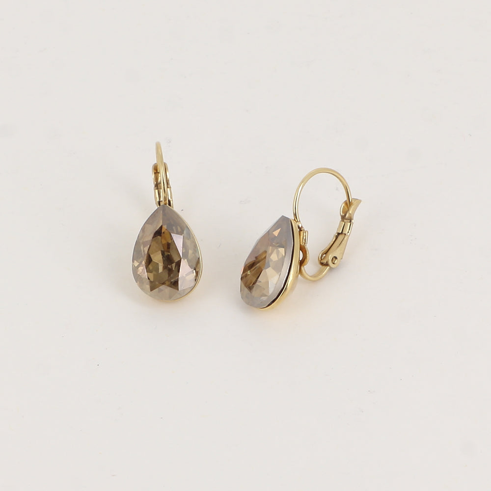 Boucles dormeuses ornées de cristaux de Swarovski® - Dimensions de la boucle : 10 x 23mm - Dimensions du cristal : 10 x 13mm -  Bronze
