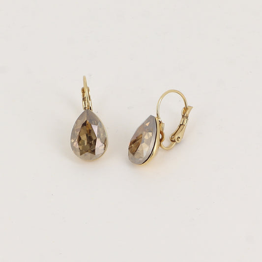 Boucles dormeuses ornées de cristaux de Swarovski® - Dimensions de la boucle : 10 x 23mm - Dimensions du cristal : 10 x 13mm -  Bronze