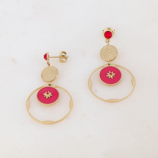 B.O à puce avec pièce ronde martelée, anneau, pièce ronde émaillée, étoile et strass 2,4 x 4,3 cm.