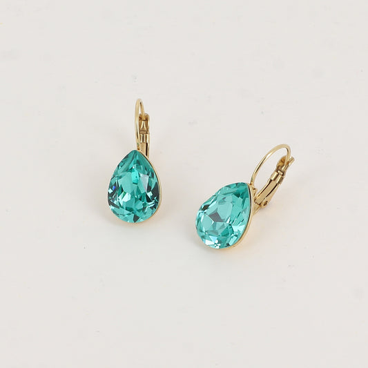 Boucles dormeuses ornées de cristaux de Swarovski® - Dimensions de la boucle : 10 x 23mm - Dimensions du cristal : 10 x 13mm - Carabeen green