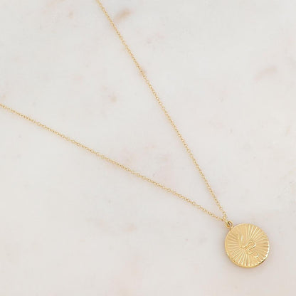 Collier doré avec un pendentif rond effet soleil et serpent 41+5 cm