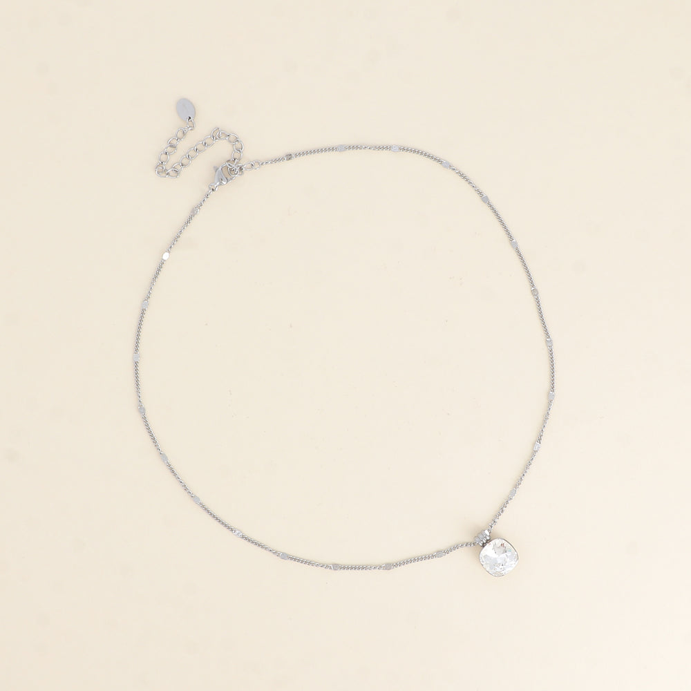Collier rhodium orné de cristaux de Swarovski®. - Longueur de chaîne : 38+7 cm - Dimensions du cristal : 10 x 10 mm - Crystal