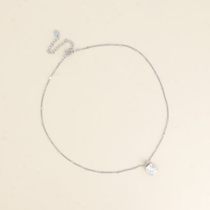Collier rhodium orné de cristaux de Swarovski®. - Longueur de chaîne : 38+7 cm - Dimensions du cristal : 10 x 10 mm - Crystal