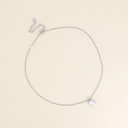 Collier rhodium orné de cristaux de Swarovski®. - Longueur de chaîne : 38+7 cm - Dimensions du cristal : 10 x 10 mm - Crystal