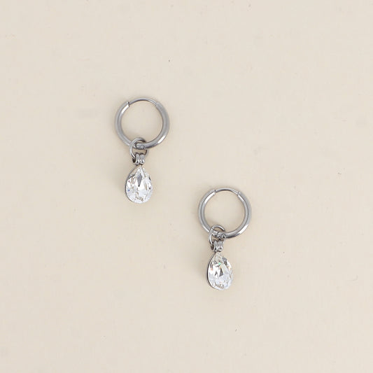 Créoles en rhodium ornées de cristaux de Swarovski® en forme de gouttes - Dimensions de la créole : 13 x 13 x 2 mm - Dimensions de la boucle : 7 x 27 mm - Dimensions du cristal : 7 x 10 mm - Crystal