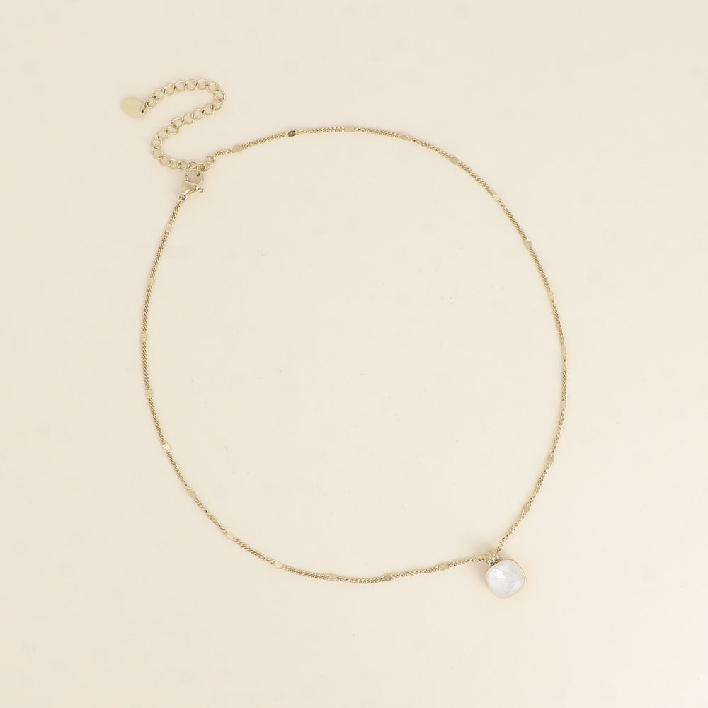 Collier orné de cristaux de Swarovski®. - Longueur de chaîne : 38+7 cm - Dimensions du cristal : 10 x 10 mm - Linen ignite